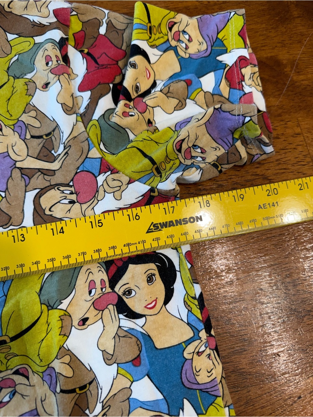 Disney Snow White And The Seven Dwarfs All Over Print Graphic T-Shirt Size Small - Picture 3 of 7